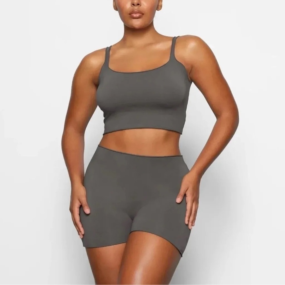 NWT RARE SKIMS (G1) RAW EDGE CAMI TANK TOP IN GUNMETAL - Picture 4 of 6